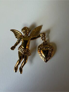 Vintage 1928 Gold Tone Cherub Angel Brooch Pin Dangle Heart Charm